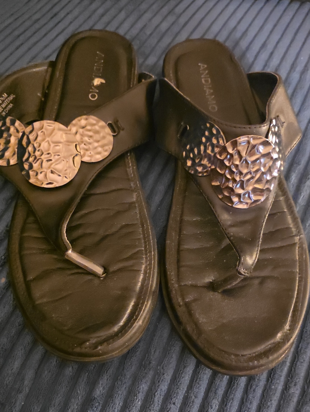 Andiamo Women’s Black Thong Sandals with Hammered Accents Size 9.5